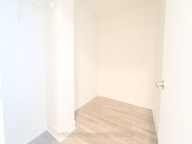516 - 188 Fairview Mall Dr