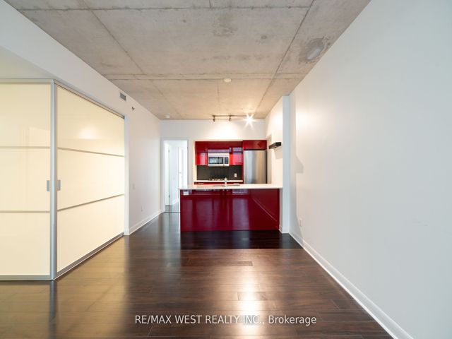 807 - 375 King St W