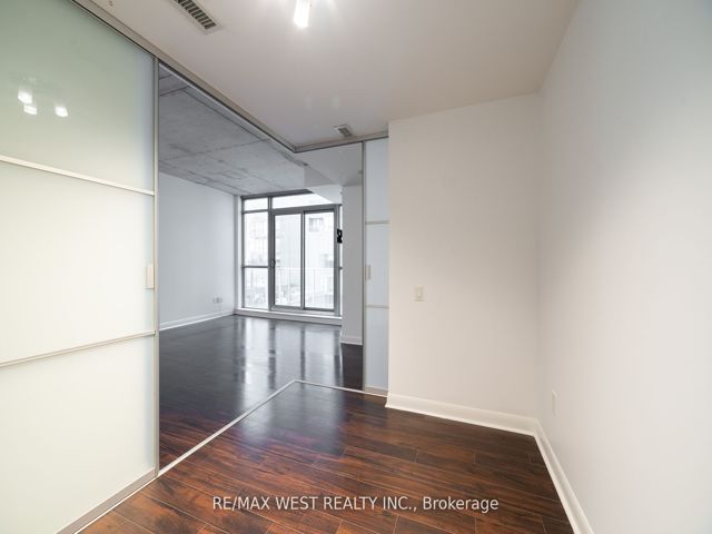 807 - 375 King St W