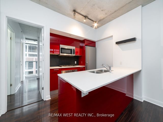 807 - 375 King St W