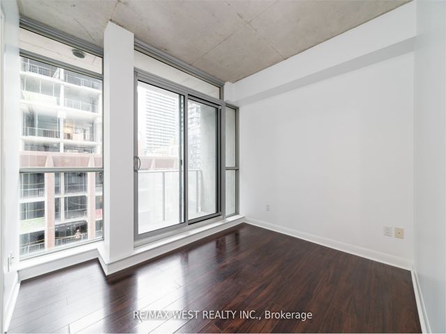 807 - 375 King St W