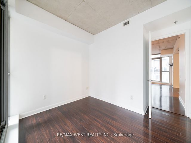 807 - 375 King St W