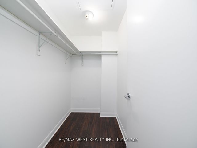 807 - 375 King St W