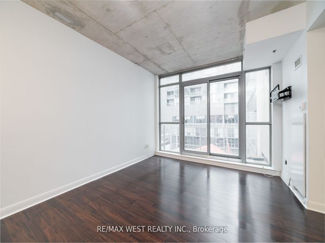 807 - 375 King St W