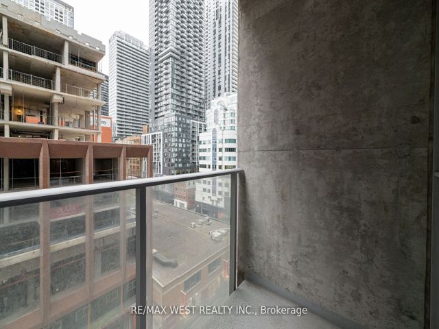 807 - 375 King St W