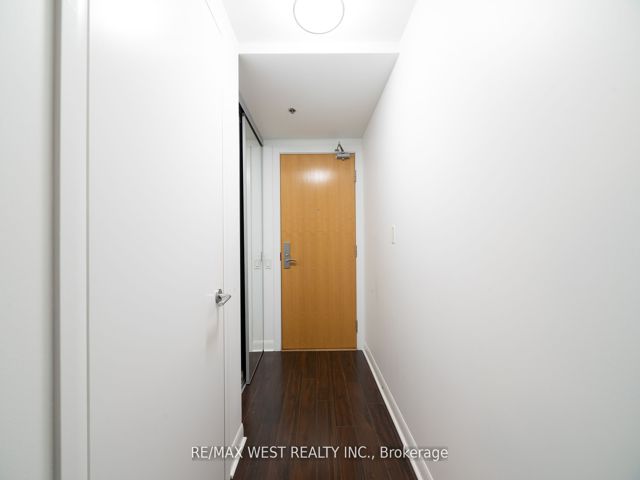 807 - 375 King St W