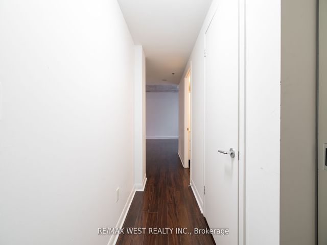 807 - 375 King St W