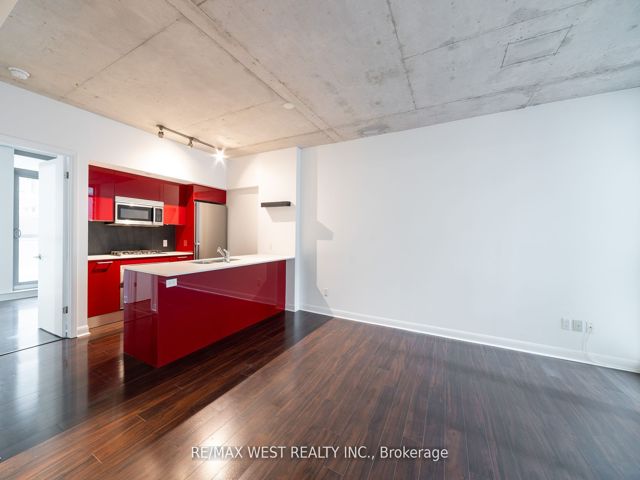 807 - 375 King St W