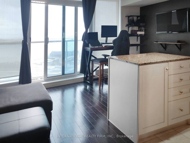 1609 - 208 Queens Quay W