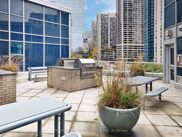 1609 - 208 Queens Quay W