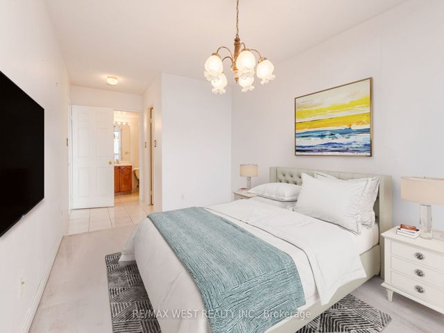 1011 - 28 Empress Ave