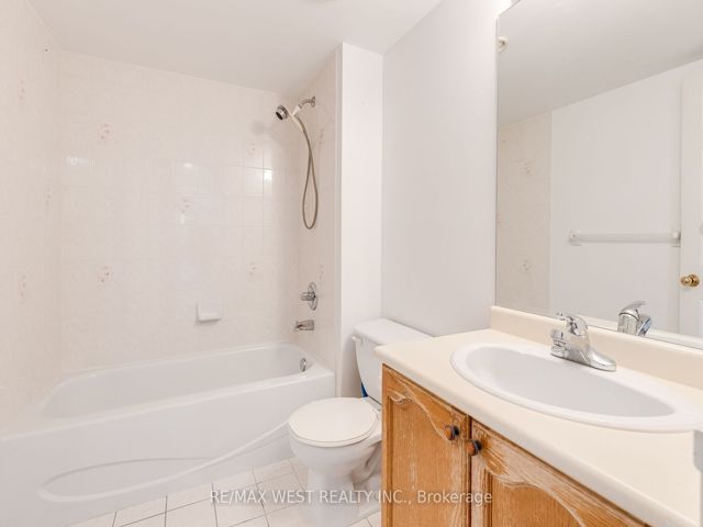 1011 - 28 Empress Ave