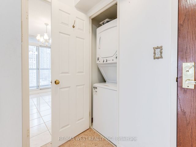 1011 - 28 Empress Ave