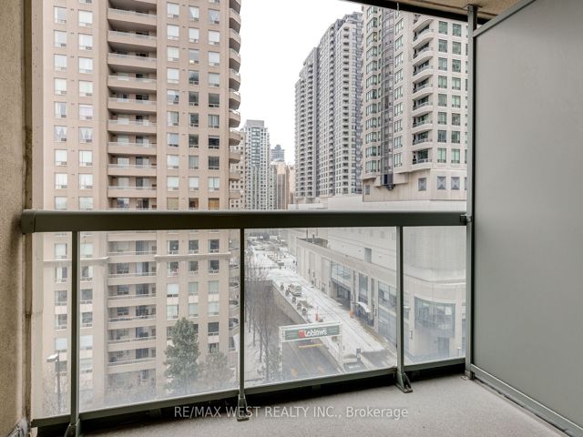 1011 - 28 Empress Ave