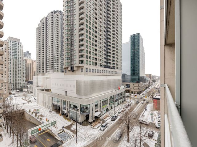 1011 - 28 Empress Ave