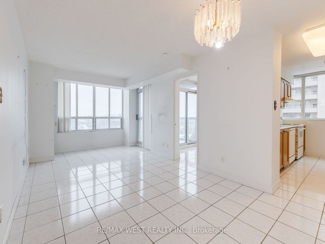 1011 - 28 Empress Ave