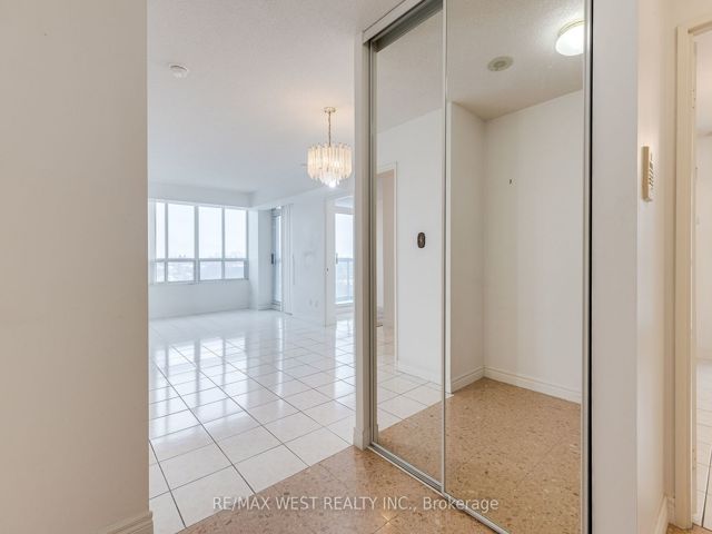 1011 - 28 Empress Ave