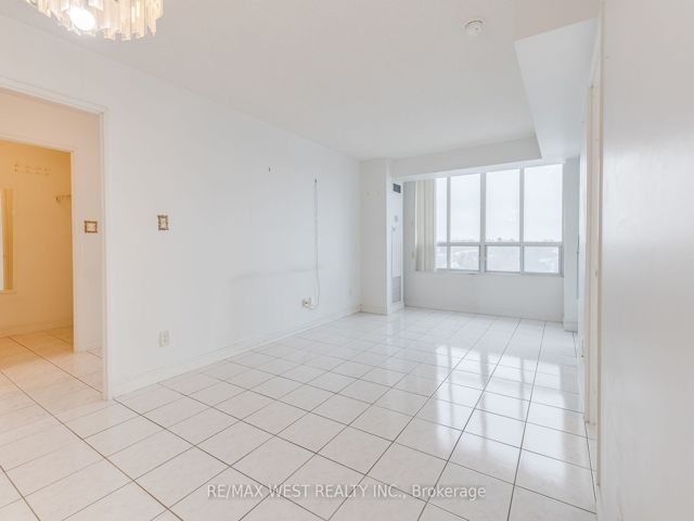 1011 - 28 Empress Ave