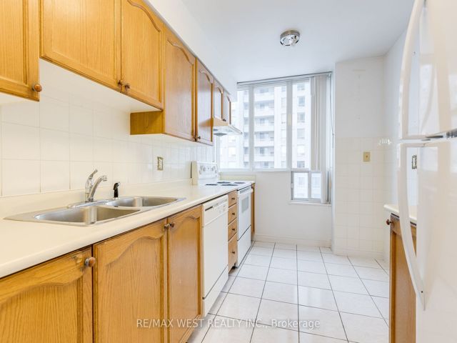 1011 - 28 Empress Ave