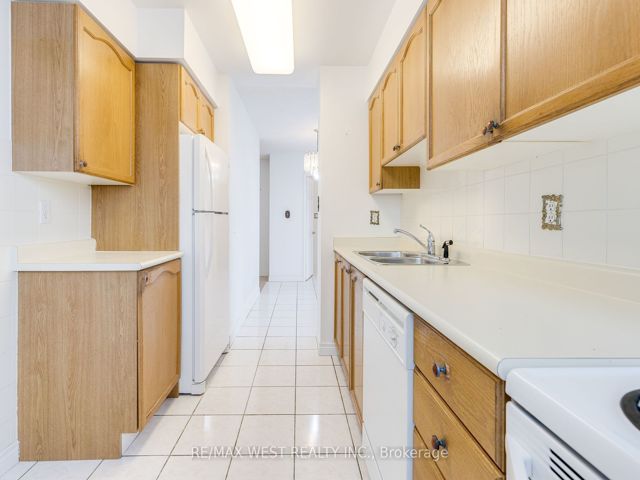 1011 - 28 Empress Ave