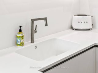 1402 - 168 King St E