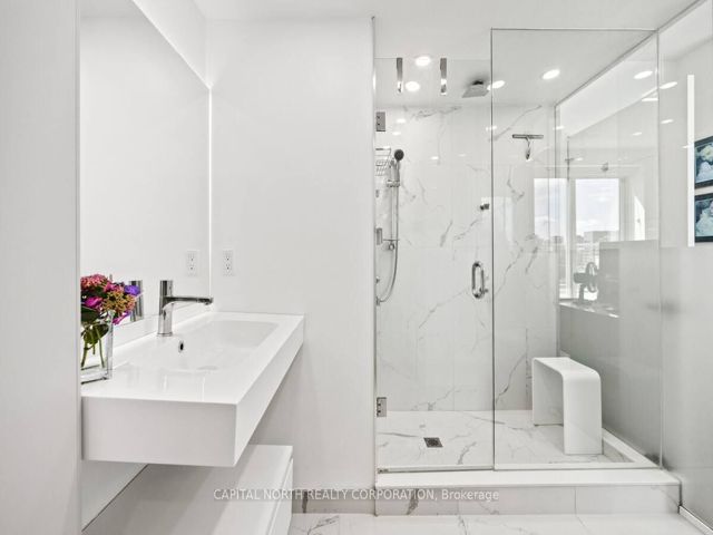 1402 - 168 King St E