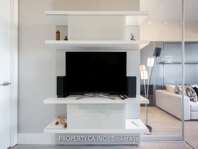 1728 - 111 St Clair Ave W