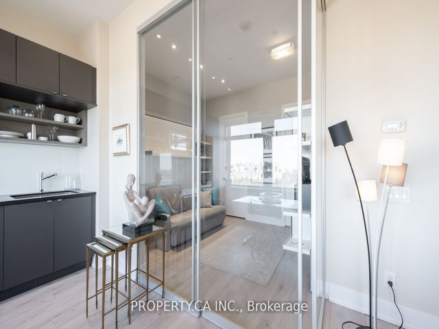 1728 - 111 St Clair Ave W