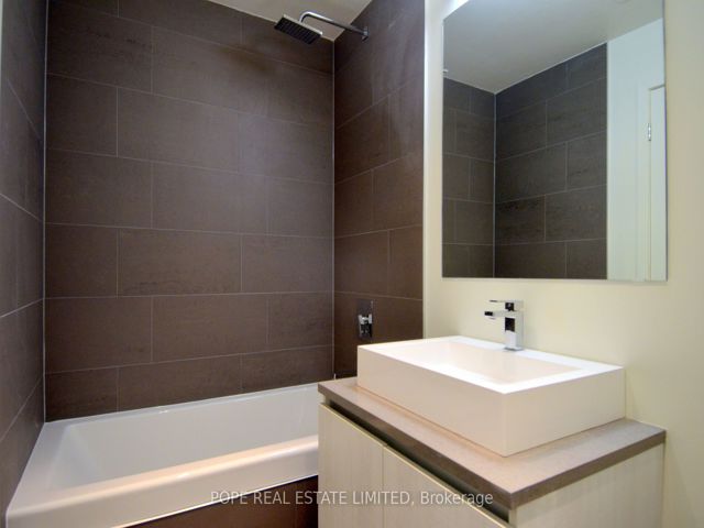 513 - 111 Bathurst St