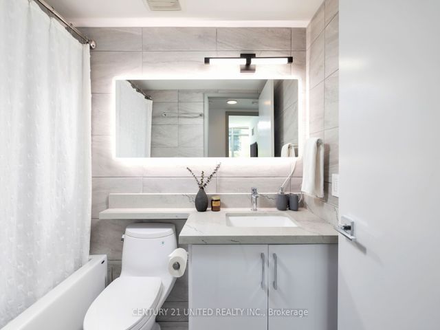 302 - 81 Navy Wharf Crt