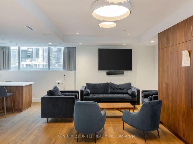 302 - 81 Navy Wharf Crt