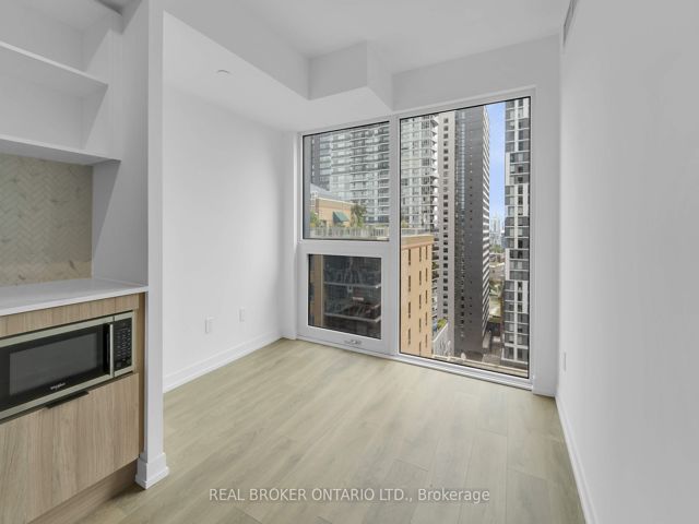 1802 - 82 Dalhousie St
