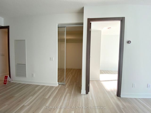 1001 - 17 Bathurst St