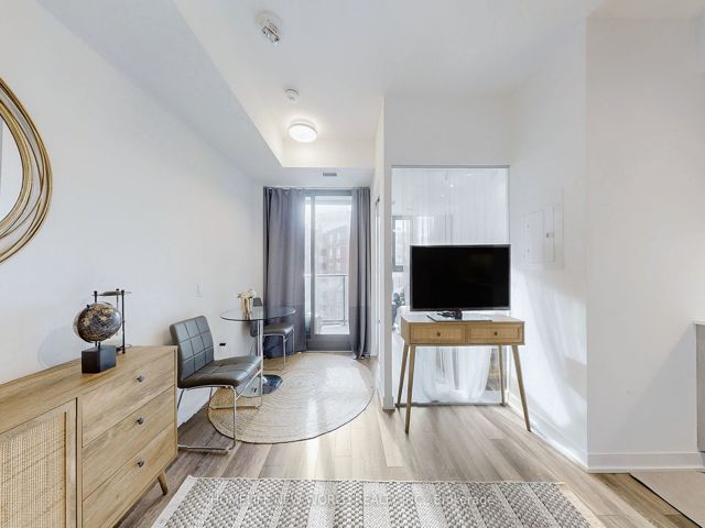 518 - 250 Lawrence Ave W