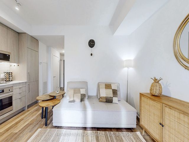 518 - 250 Lawrence Ave W