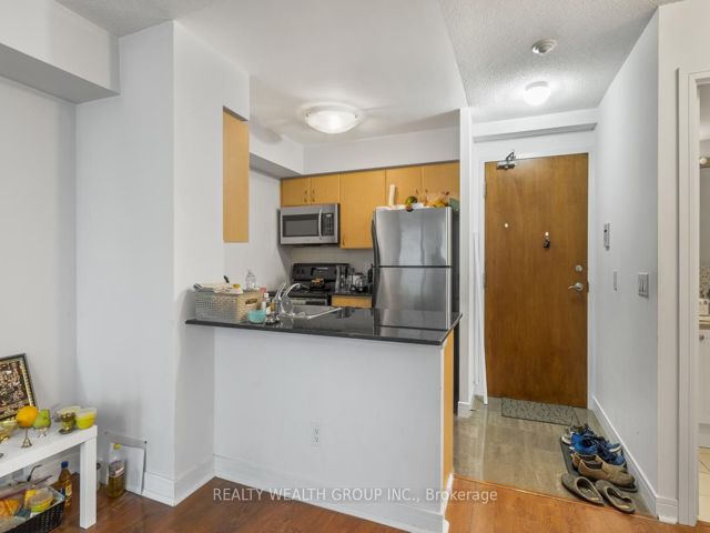 908 - 31 Bales Ave