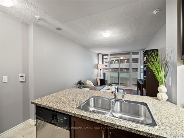 707 - 19 Grand Trunk Cres