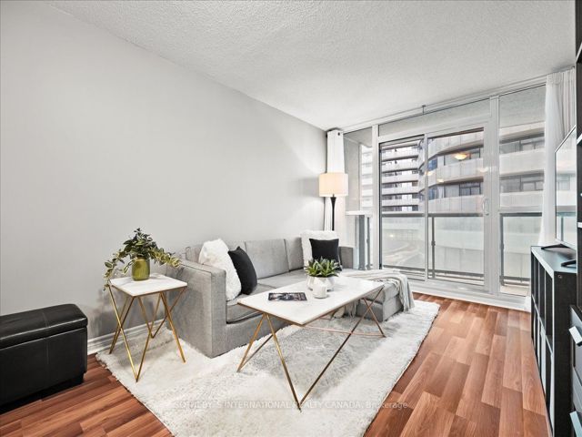 707 - 19 Grand Trunk Cres