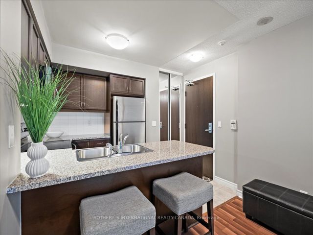 707 - 19 Grand Trunk Cres