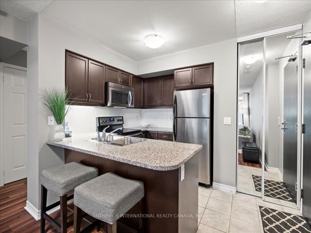 707 - 19 Grand Trunk Cres