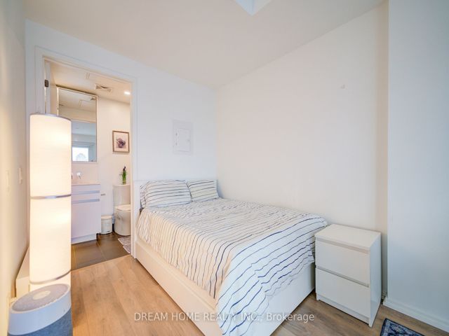 4408 - 197 Yonge St