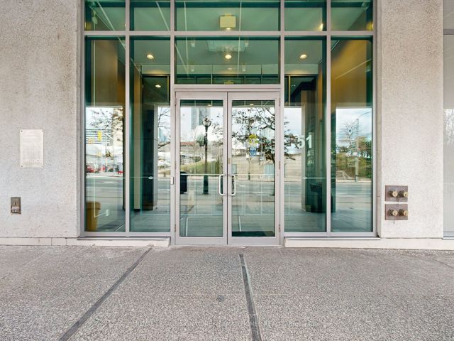 1915 - 51 Lower Simcoe St