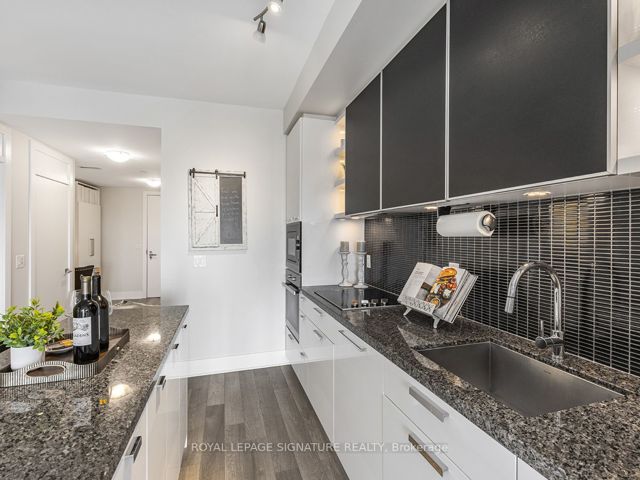 1704 - 32 Davenport Rd