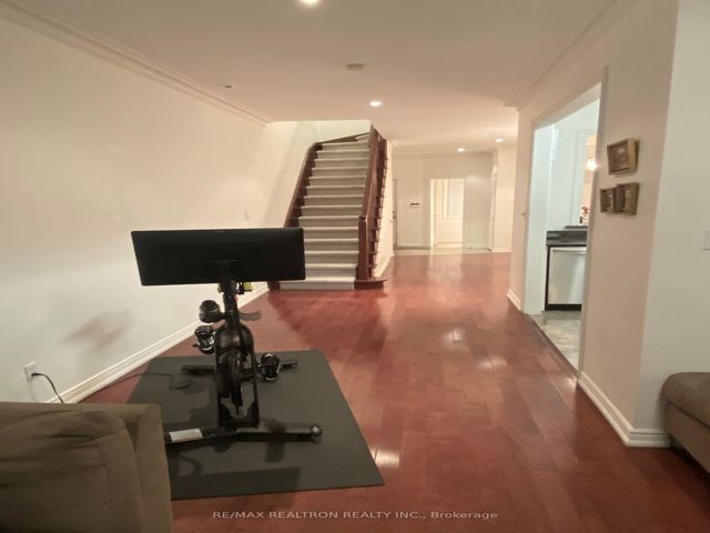 6 - 645 Davenport Rd