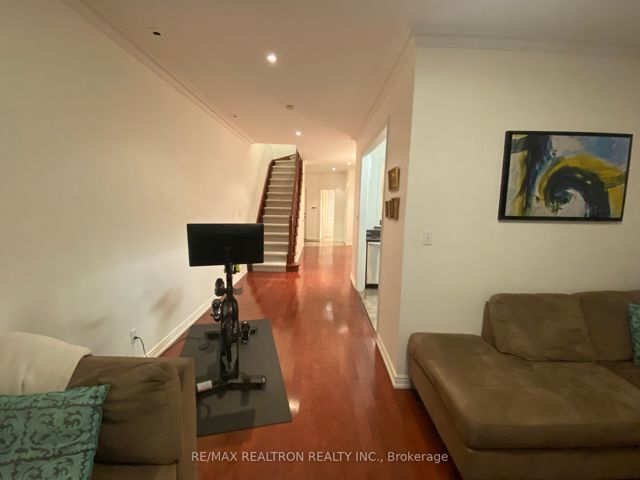 6 - 645 Davenport Rd