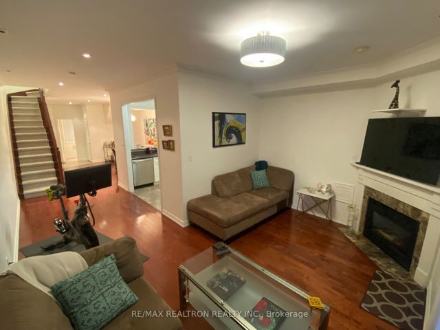 6 - 645 Davenport Rd