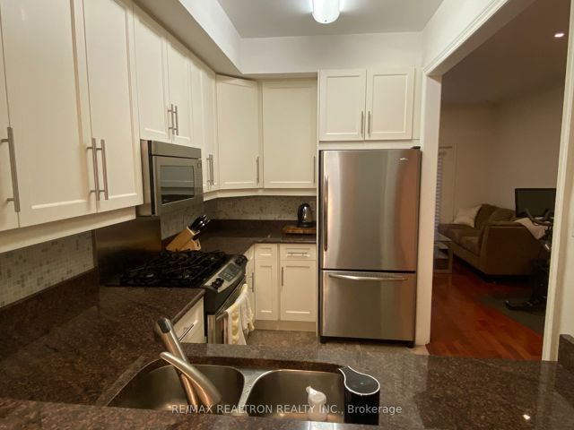 6 - 645 Davenport Rd