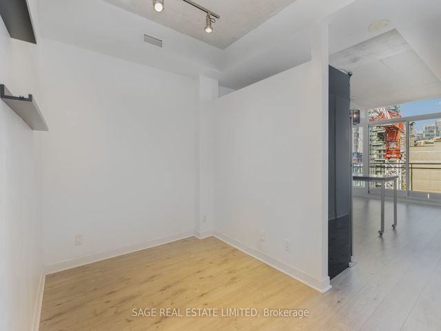 903 - 127 Queen St E