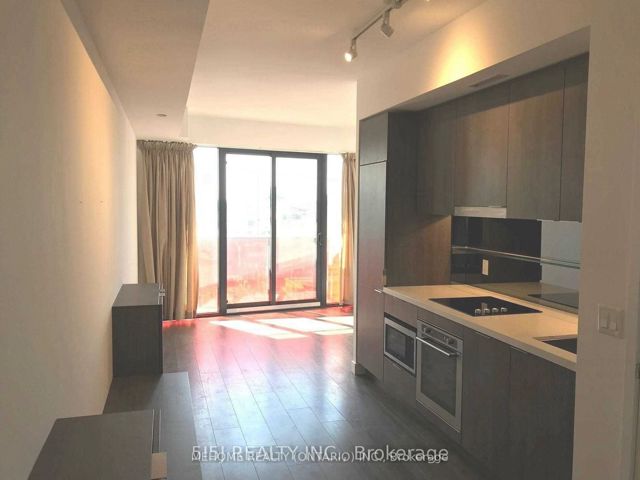 905 - 215 Queen St W