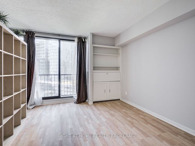 1627 - 33 Harbour Sq